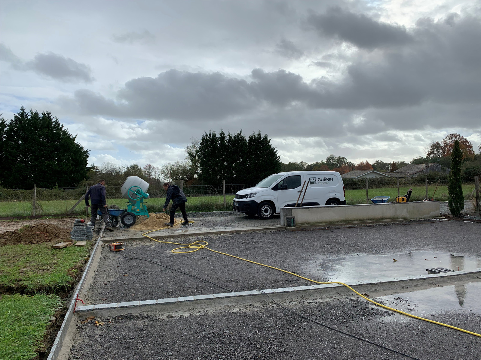 Allée de maison en béton désactivé avec bordures pavés