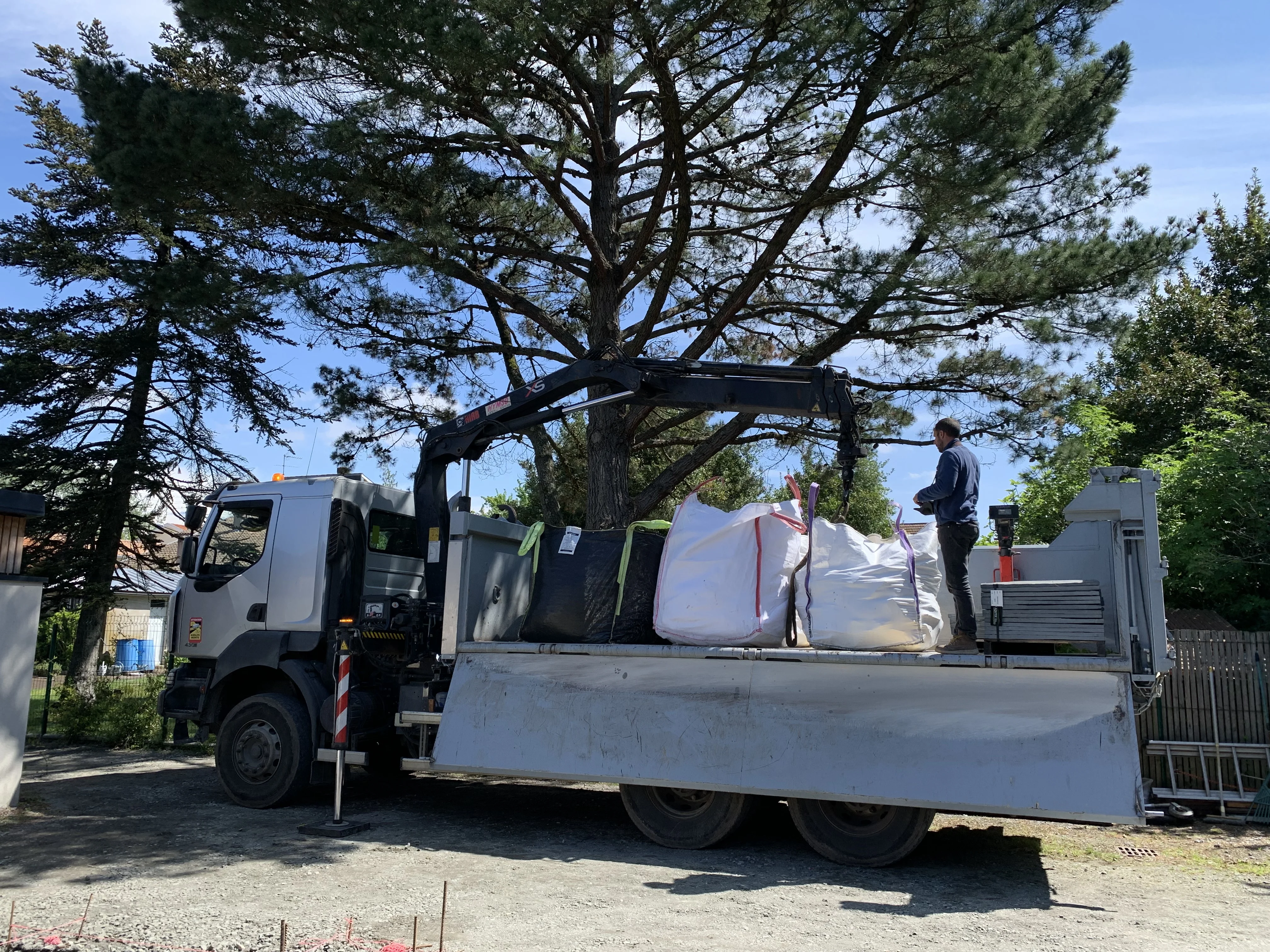 Terrassement et aménagement extérieur avec pose gazon synthétique